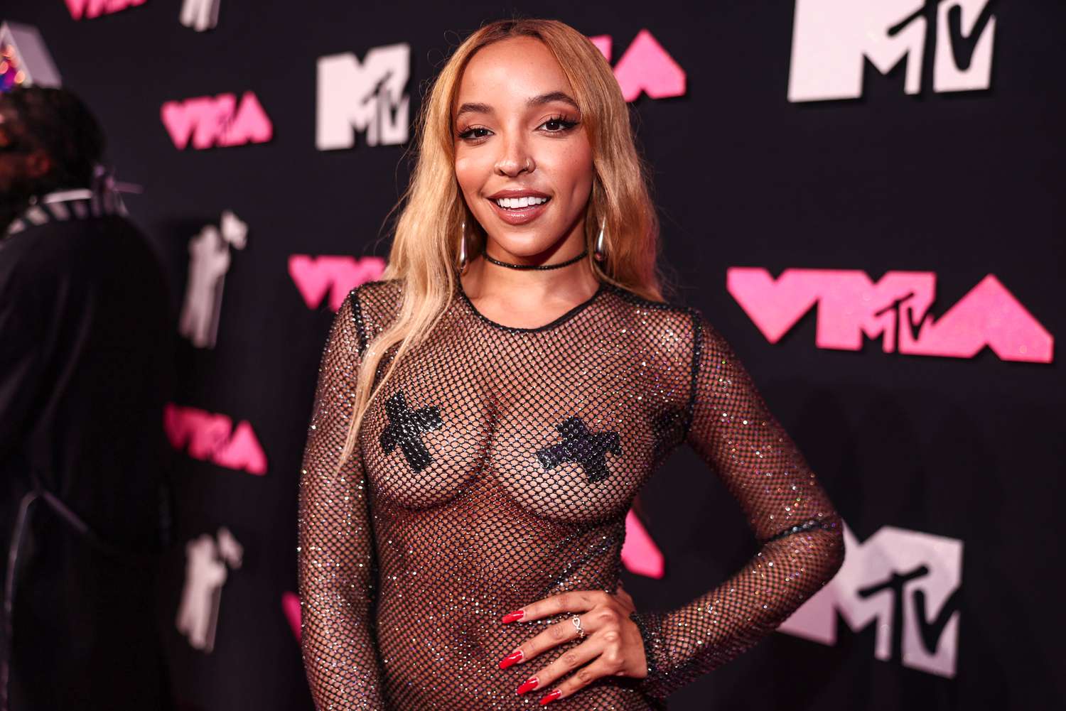 Tinashe Wears a Leather Bra and Hot-Pink Set on Stage