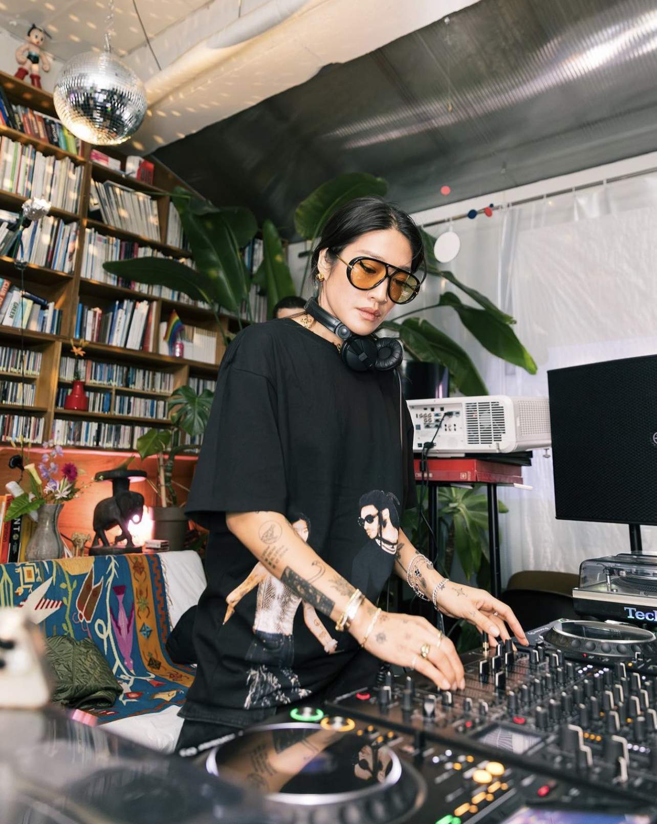 Peggy Gou DJ'ing with a shirt that has the cover art of herself and Lenny Kravitz from her new single "I Believe In Love Again". 